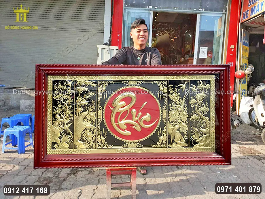 Chữ Ph&uacute;c được chạm th&uacute;c nổi bật tr&ecirc;n nền sơn đỏ